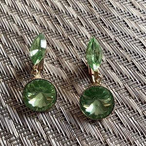 Clip-on Drop Earrings with green stones, gold tone VTG